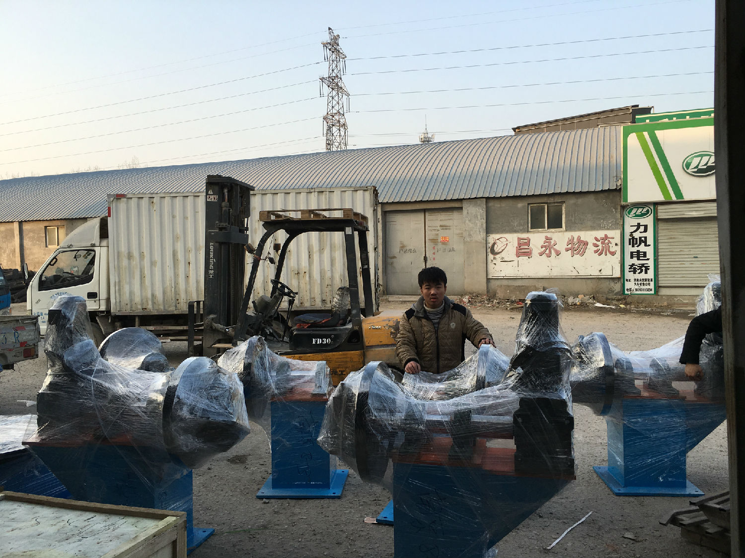 上弘頭尾式焊接變位機發(fā)物流現場(chǎng)