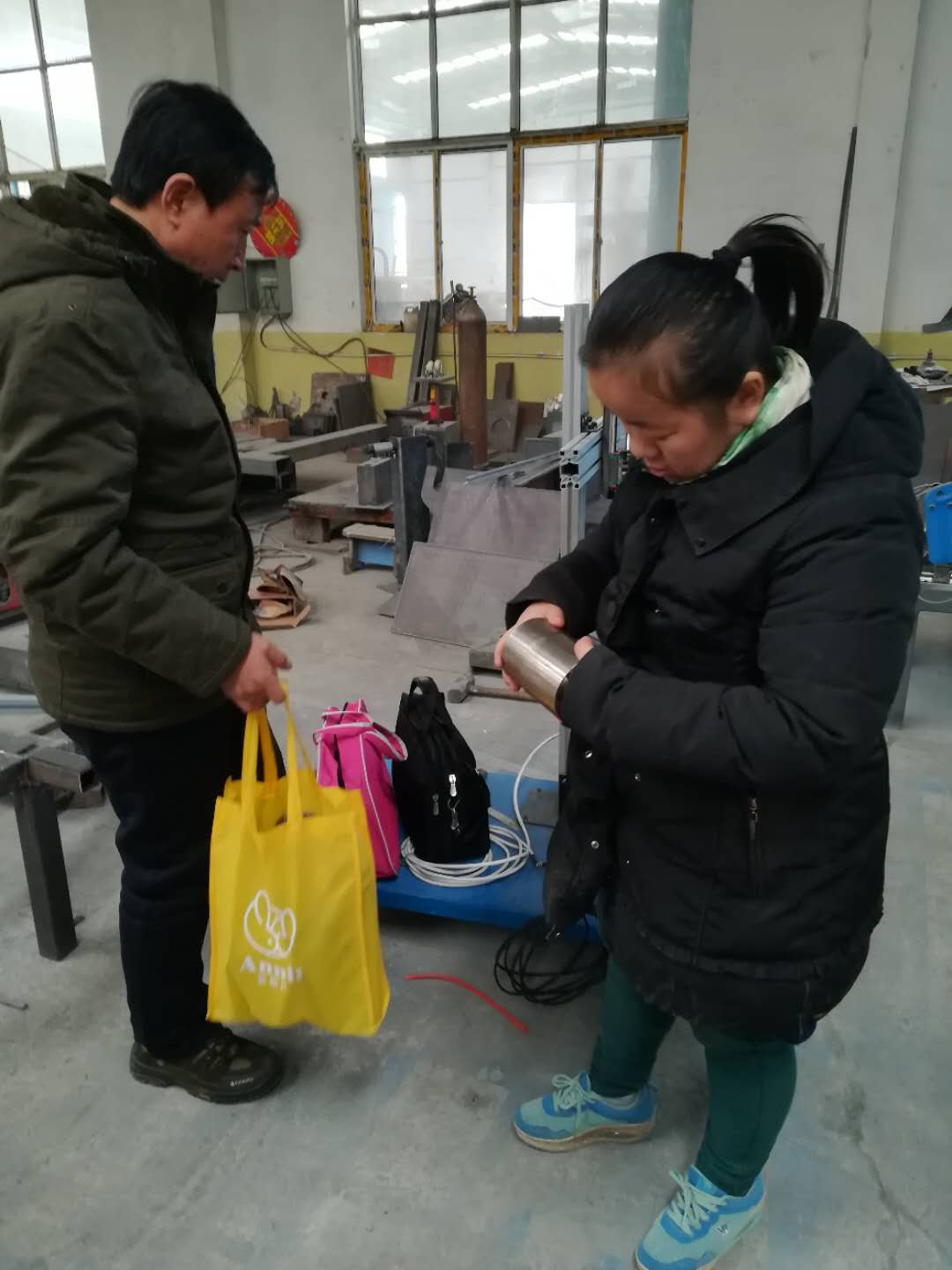 客戶(hù)前來(lái)試焊2.jpg 客戶(hù)前來(lái)試焊2.jpg