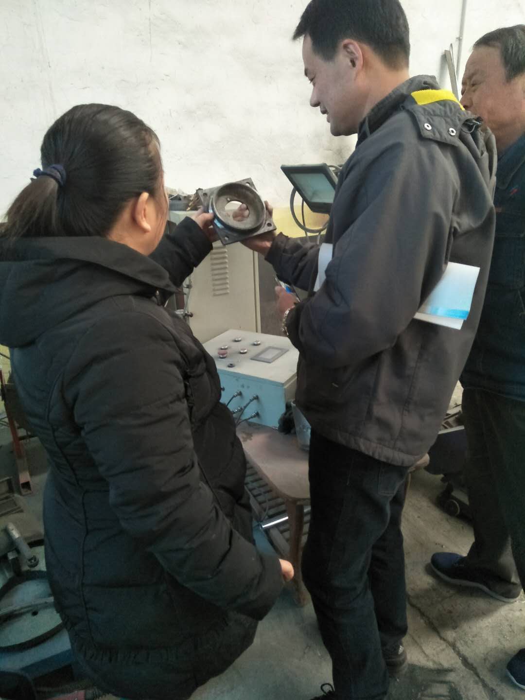 濟南客戶(hù)查看試焊效果.jpg 濟南客戶(hù)查看試焊效果.jpg