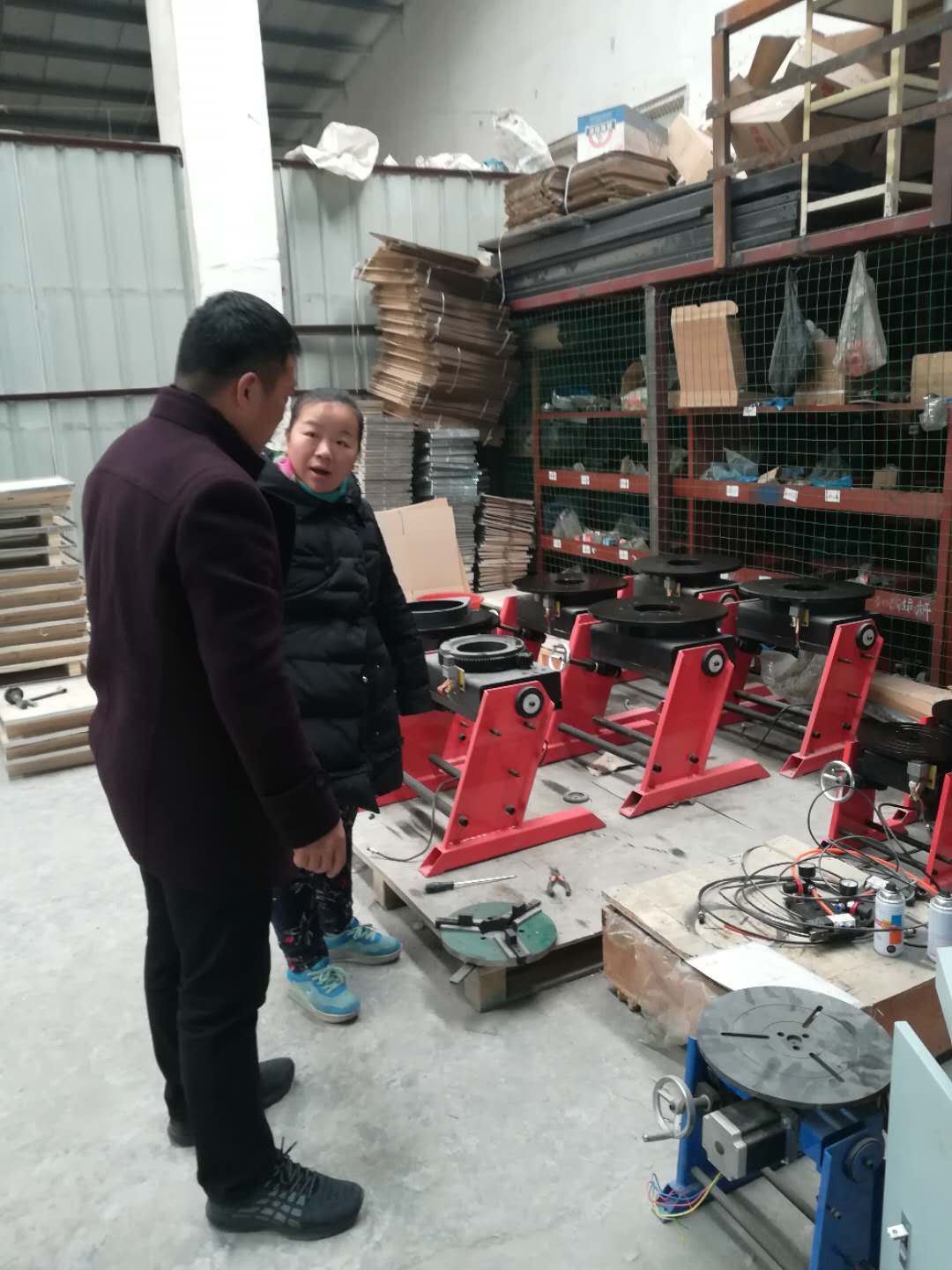 客戶(hù)考察焊接變位機2.jpg 客戶(hù)考察焊接變位機2.jpg